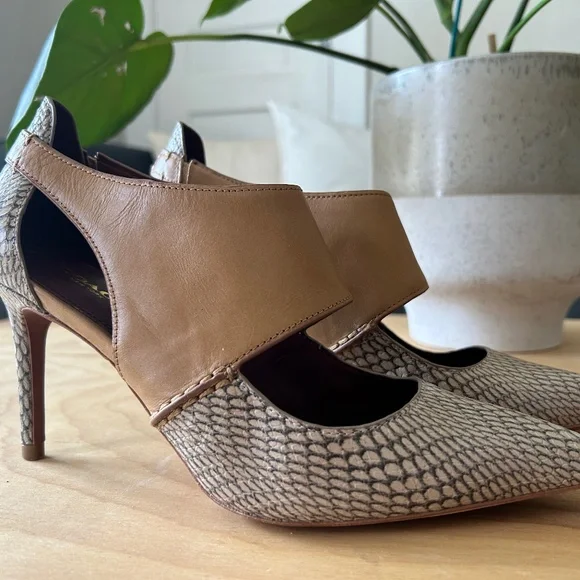 Coach Heels - Picture 1 of 6